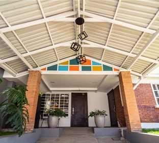 Entrada de Tree Cowork, la sede de atención presencial en Heredia